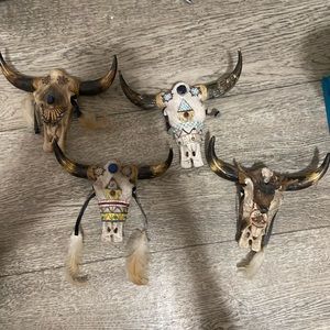 4 skulls decor